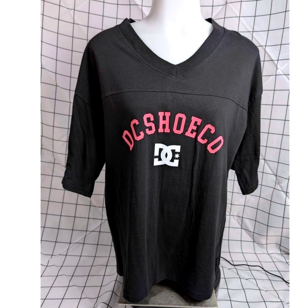 DC Shoes ~ Graphic Jersey T-Shirt ~Women's XS Black Pink 94 Worldwide V-Neck Tee
